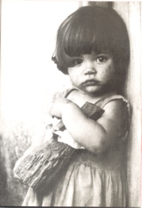 niña delamuñeca de palo por Alberto Korda en 55
